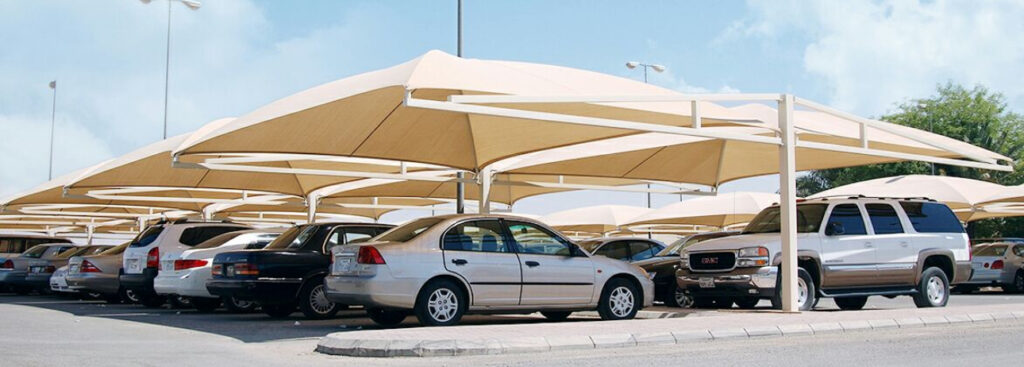 تركيب مظلات مواقف سيارات بنظام التعليق وتغطية الـ PVC.